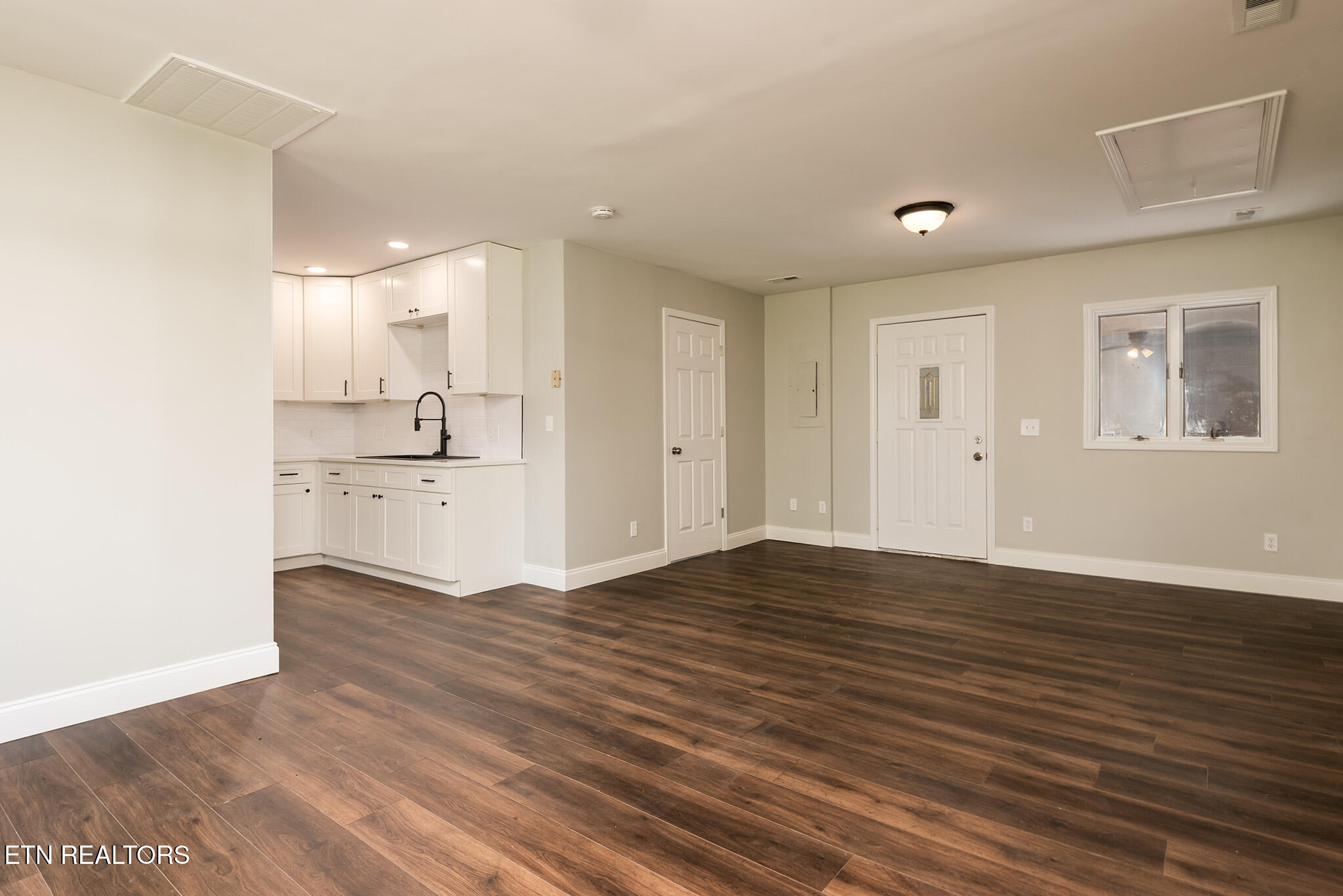 Mascot, Tennessee 37806, United States, 3 Bedrooms Bedrooms, ,3 BathroomsBathrooms,Residential,Active,122515