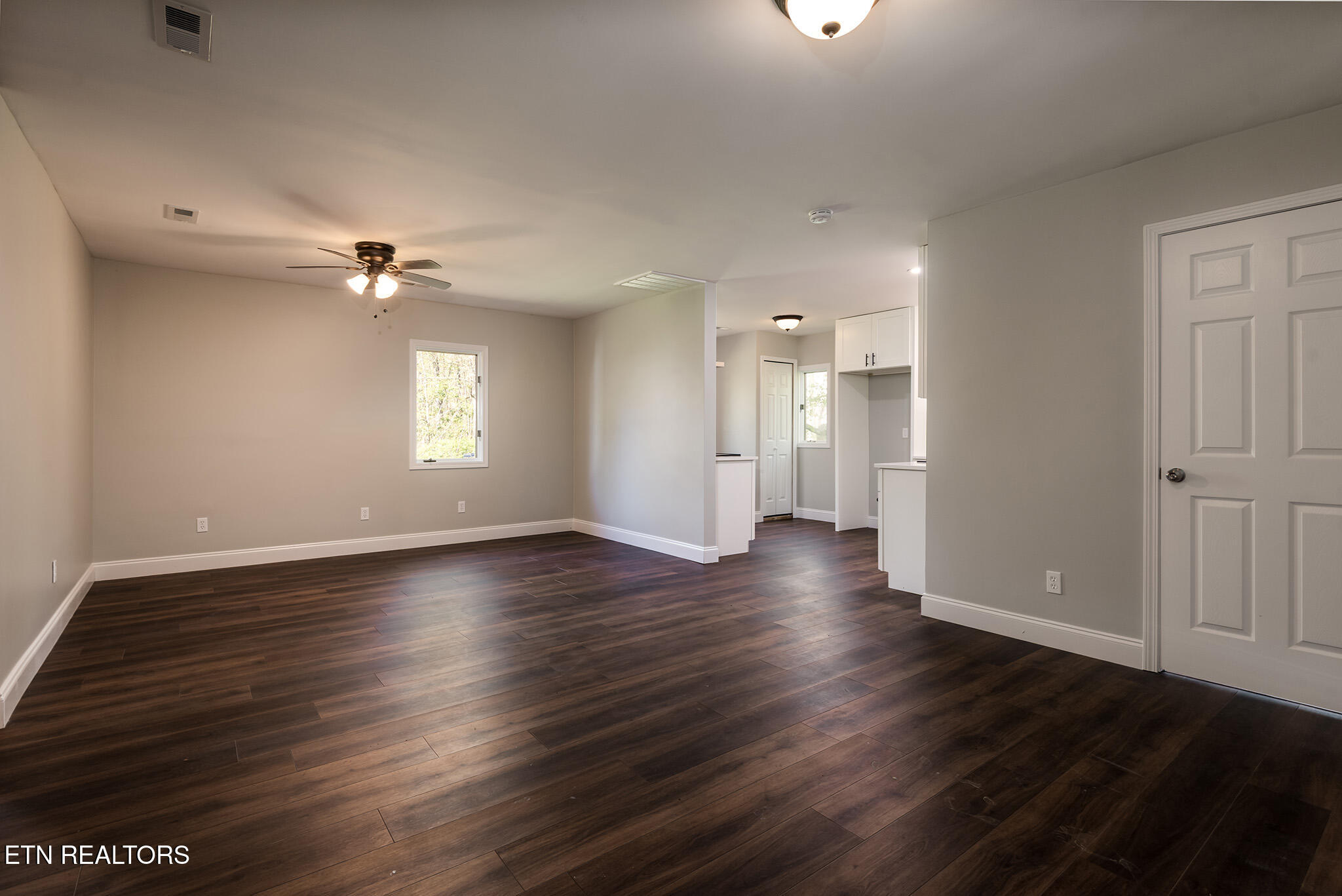 Mascot, Tennessee 37806, United States, 3 Bedrooms Bedrooms, ,3 BathroomsBathrooms,Residential,Active,122515