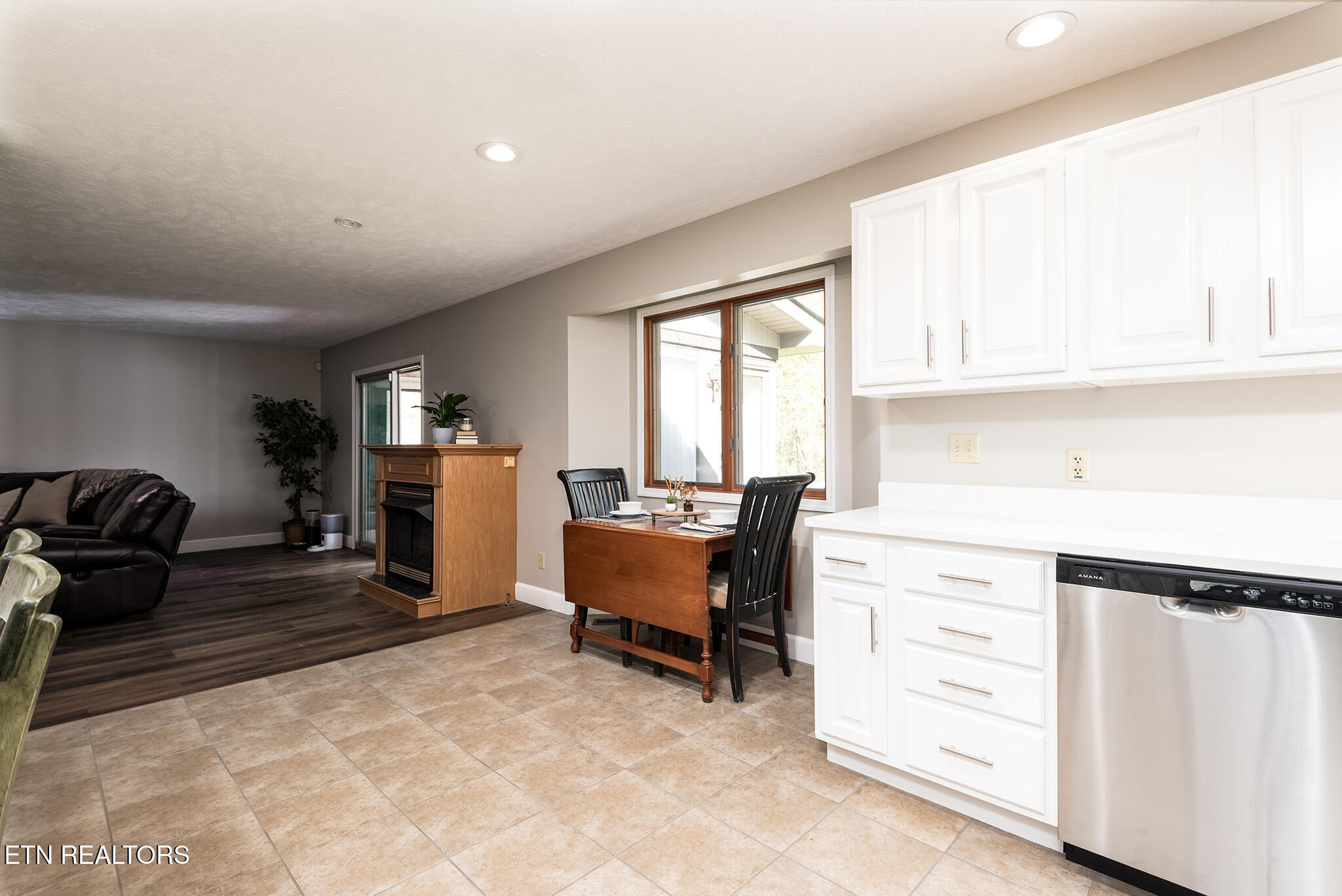 Mascot, Tennessee 37806, United States, 3 Bedrooms Bedrooms, ,3 BathroomsBathrooms,Residential,Active,122515