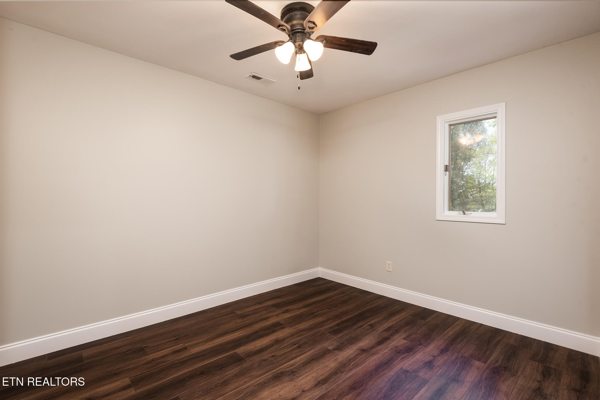 Mascot, Tennessee 37806, United States, 3 Bedrooms Bedrooms, ,3 BathroomsBathrooms,Residential,Active,122515