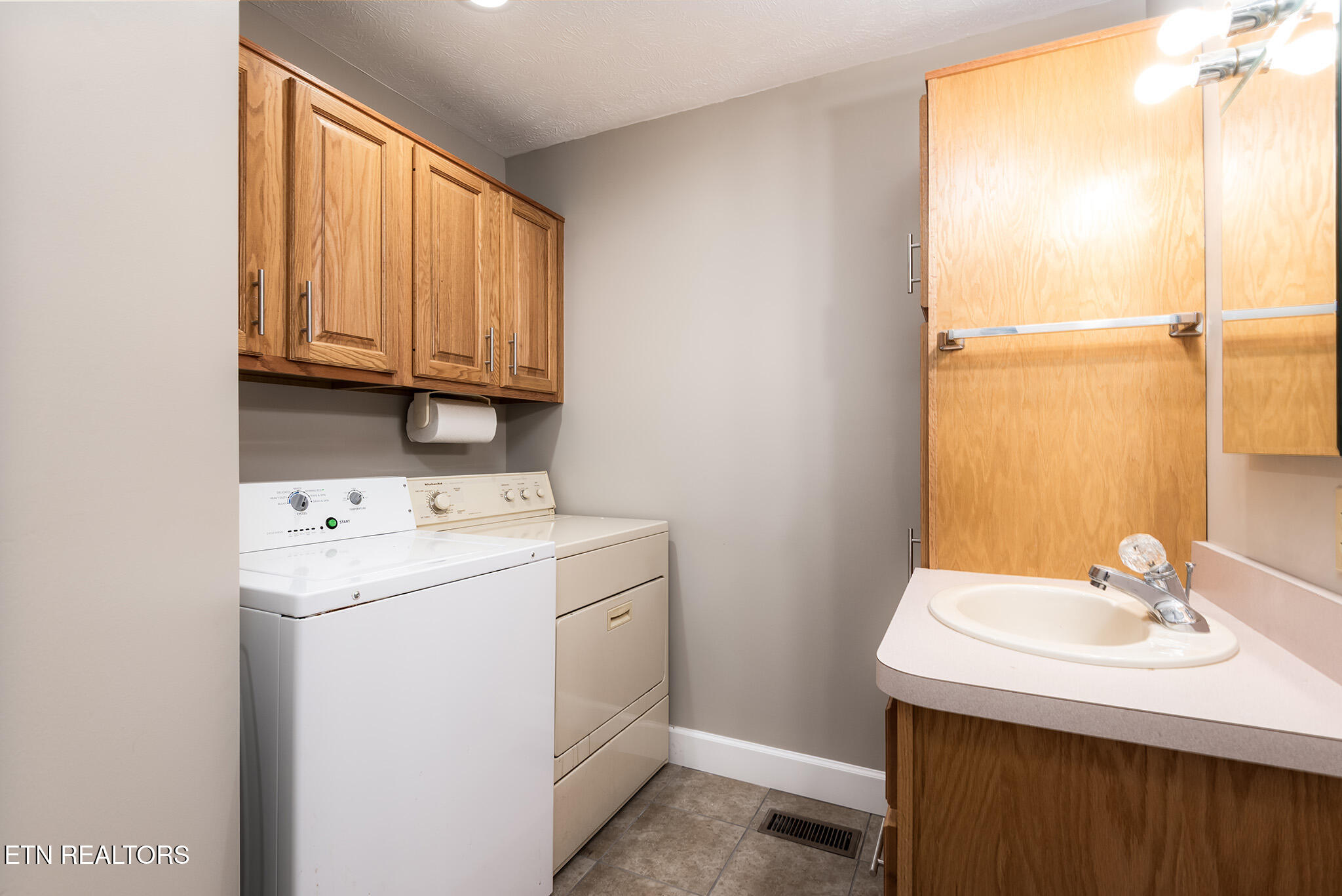 Mascot, Tennessee 37806, United States, 3 Bedrooms Bedrooms, ,3 BathroomsBathrooms,Residential,Active,122515