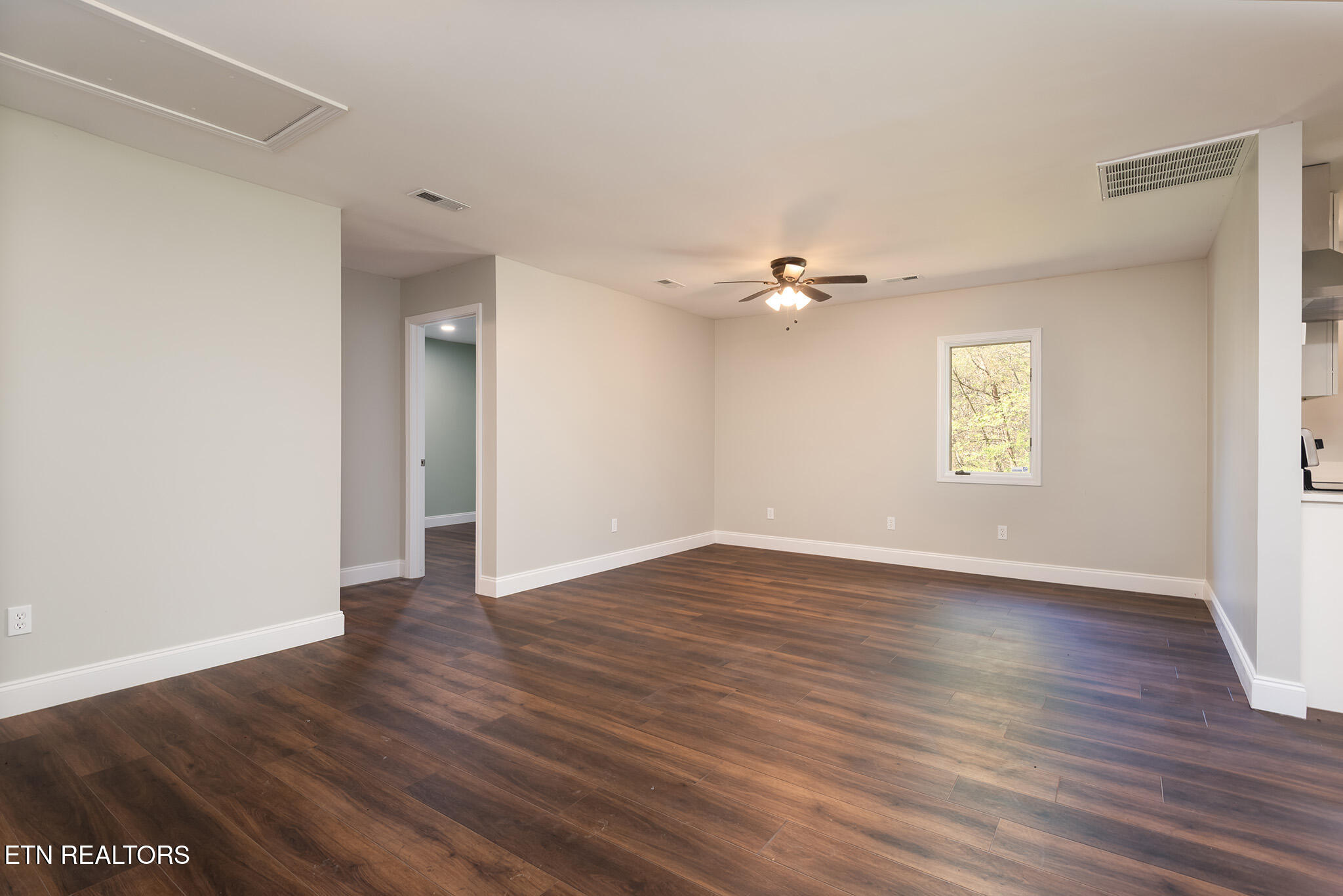 Mascot, Tennessee 37806, United States, 3 Bedrooms Bedrooms, ,3 BathroomsBathrooms,Residential,Active,122515