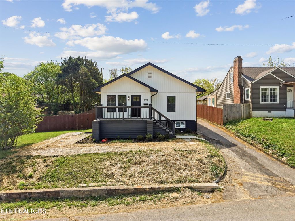 Photo of 2230 Coker Ave, Knoxville, TN 37917 (MLS # 1337259)