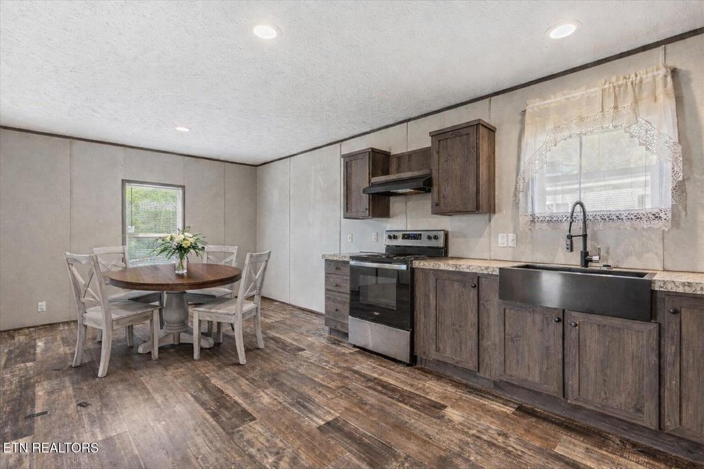 Photo of 610 Jackson Ave, Etowah, TN 37331 (MLS # 1336324)