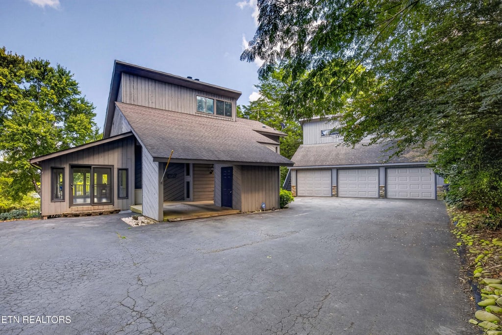 Photo of 2092 Lakewood Drive, Loudon, TN 37774 (MLS # 1353866)