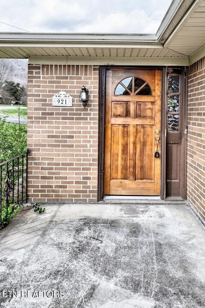 921 Hilltop Drive