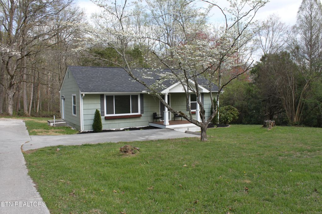 Photo of 31 E Norris Rd, Norris, TN 37828 (MLS # 1334744)