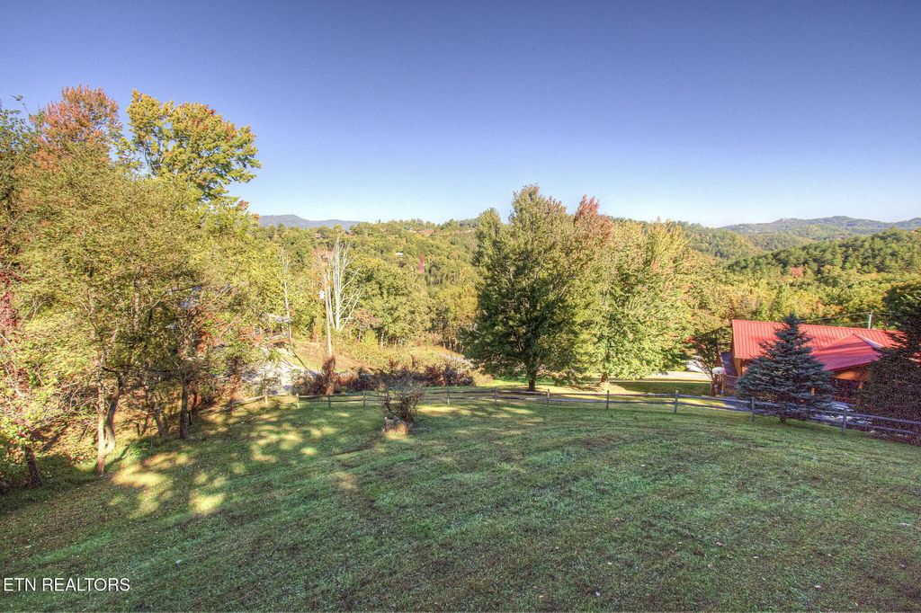 Photo of 1640 Bench Mountain Way, Sevierville, TN 37862 (MLS # 1332398)