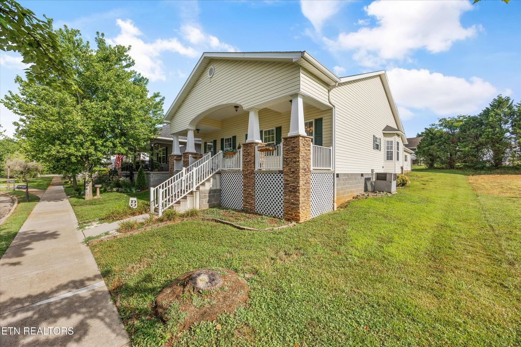 Photo of 117 Willowcreek Blvd, Sweetwater, TN 37874 (MLS # 1307379)