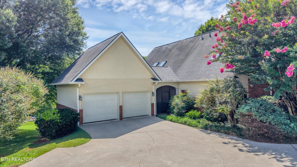 Photo of 1302 Dunbarton Drive, Maryville, TN 37803 (MLS # 1348936)