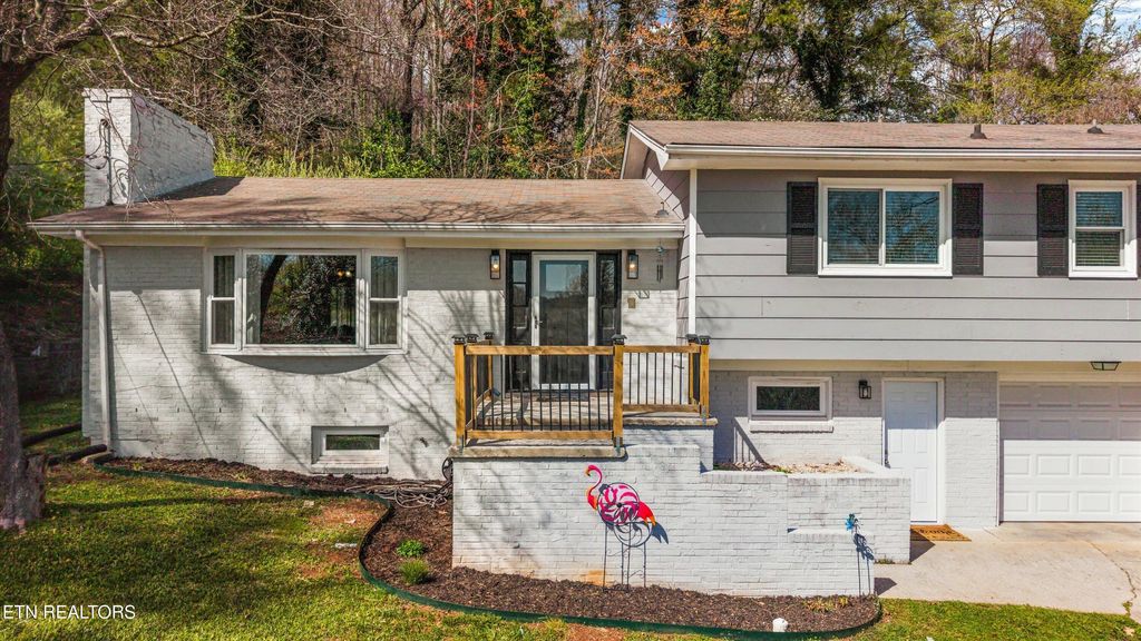 Photo of 102 Canterbury Rd, Oak Ridge, TN 37830 (MLS # 1334121)