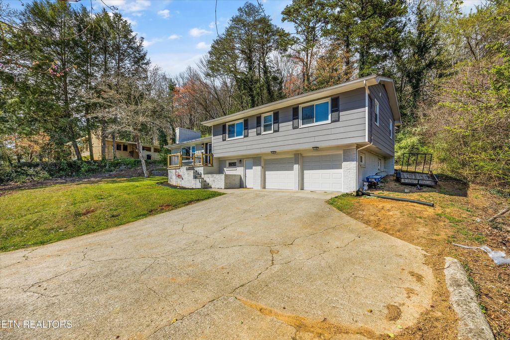 Photo of 102 Canterbury Rd, Oak Ridge, TN 37830 (MLS # 1334121)