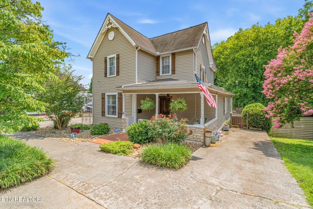 Photo of 306 Kingston St, Lenoir City, TN 37771 (MLS # 1346301)