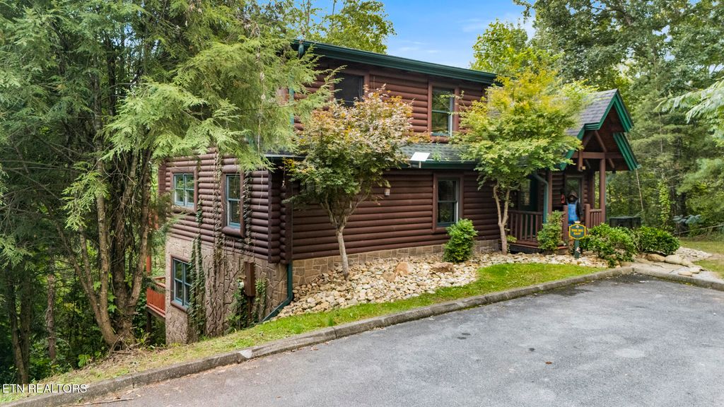 Photo of 635 Gatlinburg Falls Way, Gatlinburg, TN 37738 (MLS # 1316716)