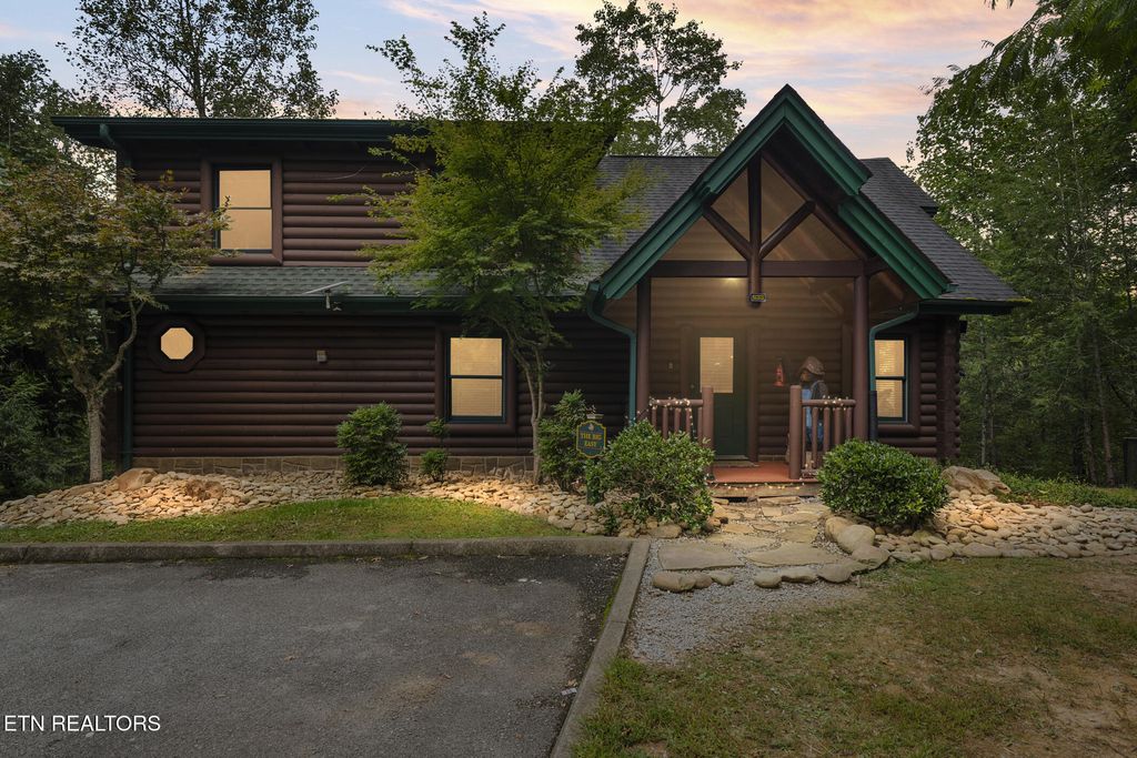 Photo of 635 Gatlinburg Falls Way, Gatlinburg, TN 37738 (MLS # 1316716)