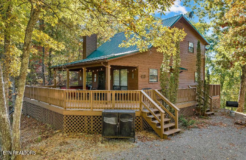 Photo of 3334 Bear Mountain Lane, Sevierville, TN 37876 (MLS # 1329376)