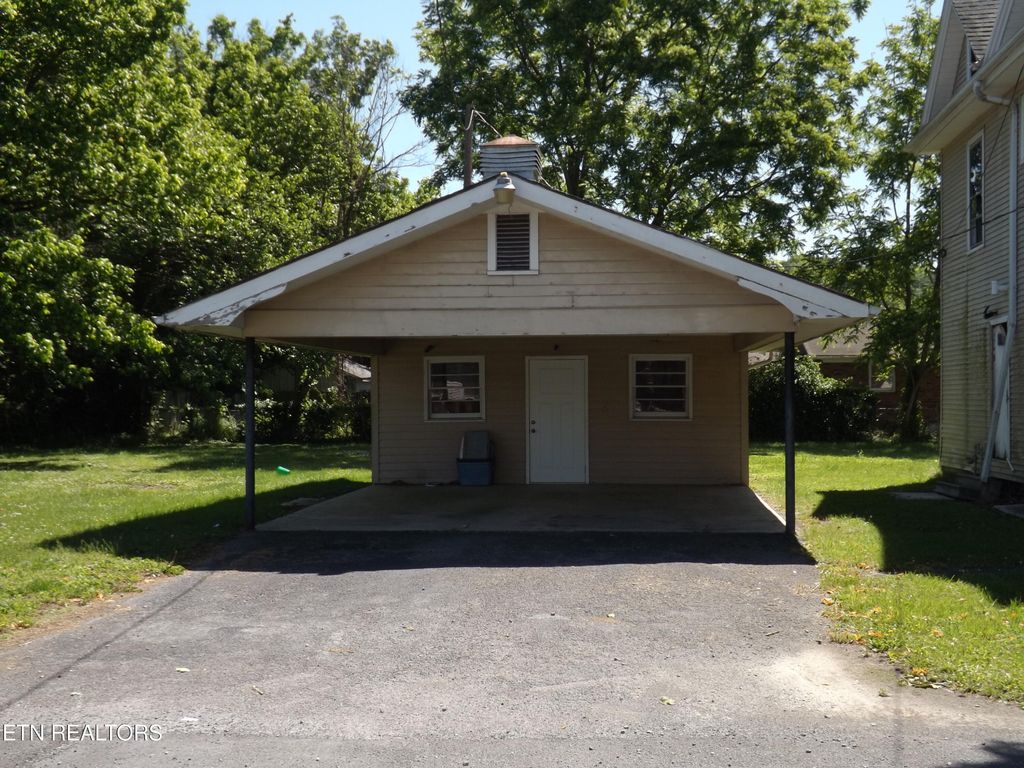 Photo of 316 Exeter Ave, Middlesboro, KY 40965 (MLS # 1340116)