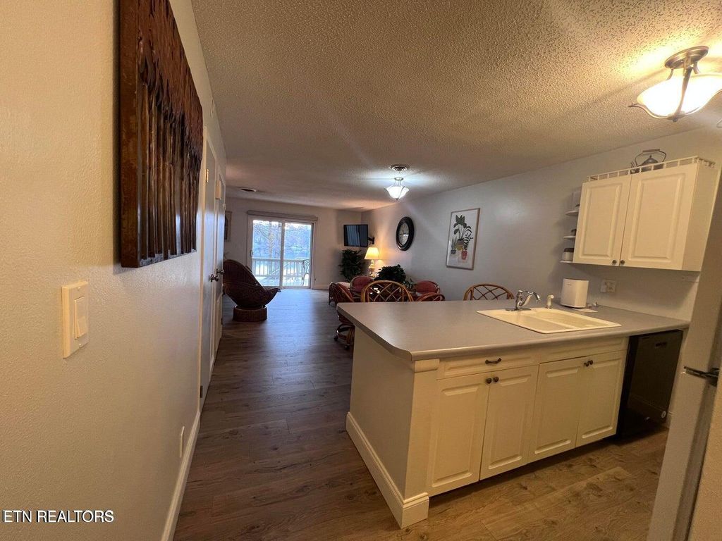 Photo of 6 Lakeshore Court #105, Crossville, TN 38558 (MLS # 1313963)
