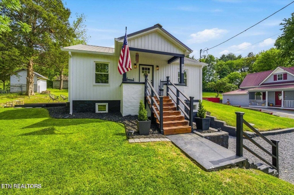 Photo of 313 Glendale Ave, Athens, TN 37303 (MLS # 1354290)