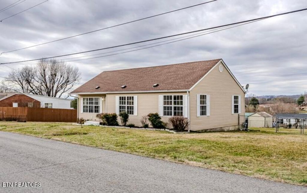 Photo of 809 Hudson St, Sweetwater, TN 37874 (MLS # 1289652)