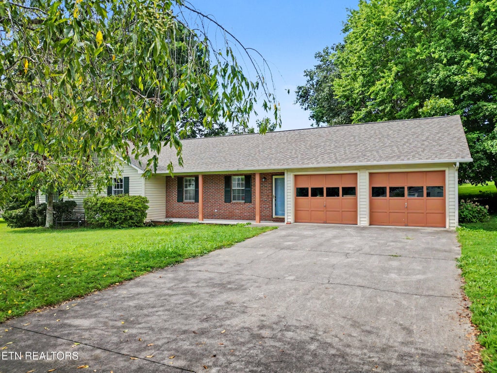 Photo of 105 Stonecrest Court, Maryville, TN 37804 (MLS # 1352218)
