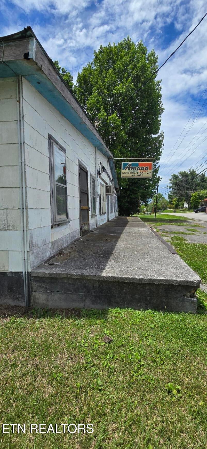 599 W 3rd Ave