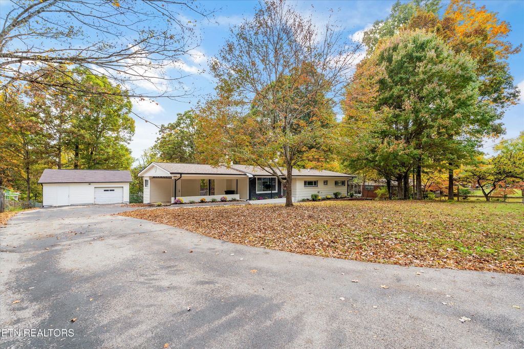 Photo of 2212 Ridgecrest Drive, Maryville, TN 37803 (MLS # 1319854)