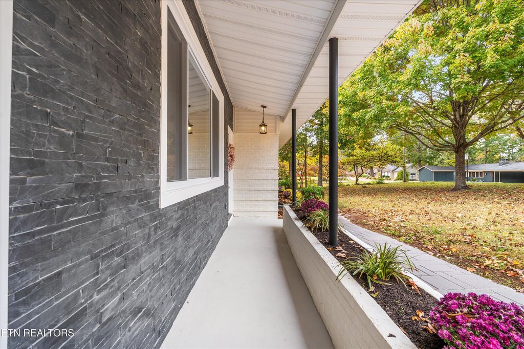 Photo of 2212 Ridgecrest Drive, Maryville, TN 37803 (MLS # 1319854)