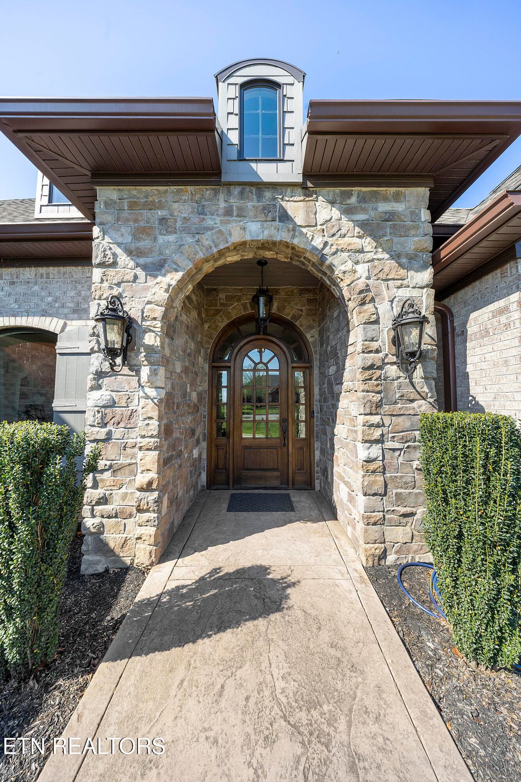 Photo of 301 Oak Chase Blvd, Lenoir City, TN 37772 (MLS # 1336427)