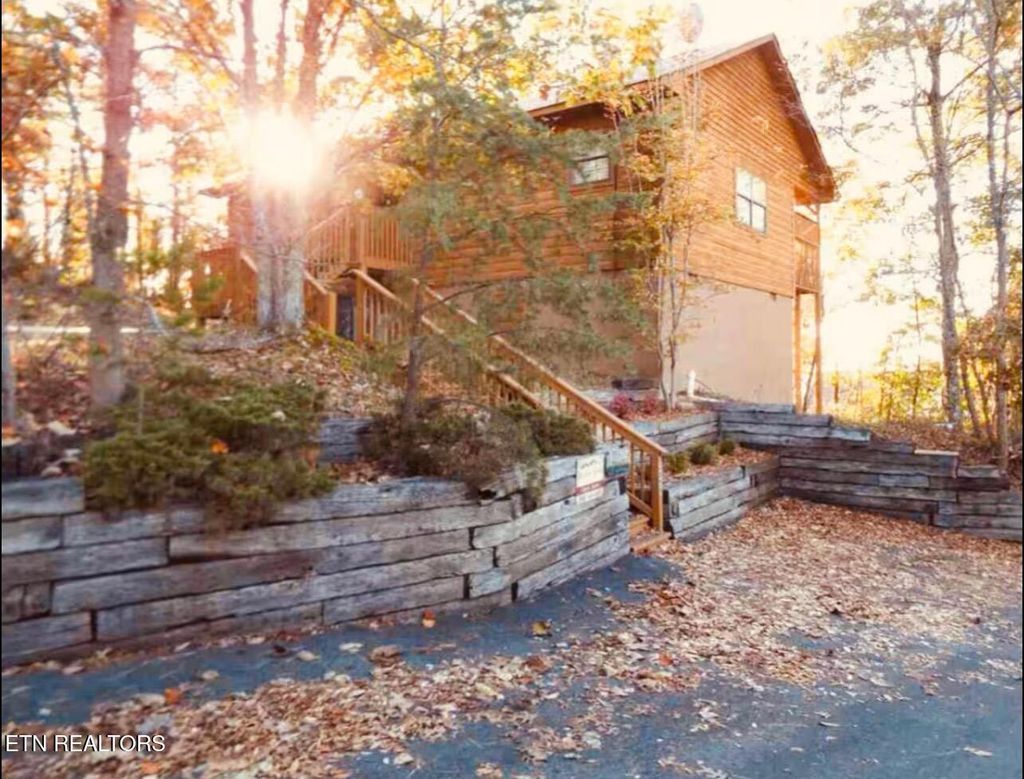 Photo of 2859 Eagle Crest Way, Sevierville, TN 37876 (MLS # 1302336)