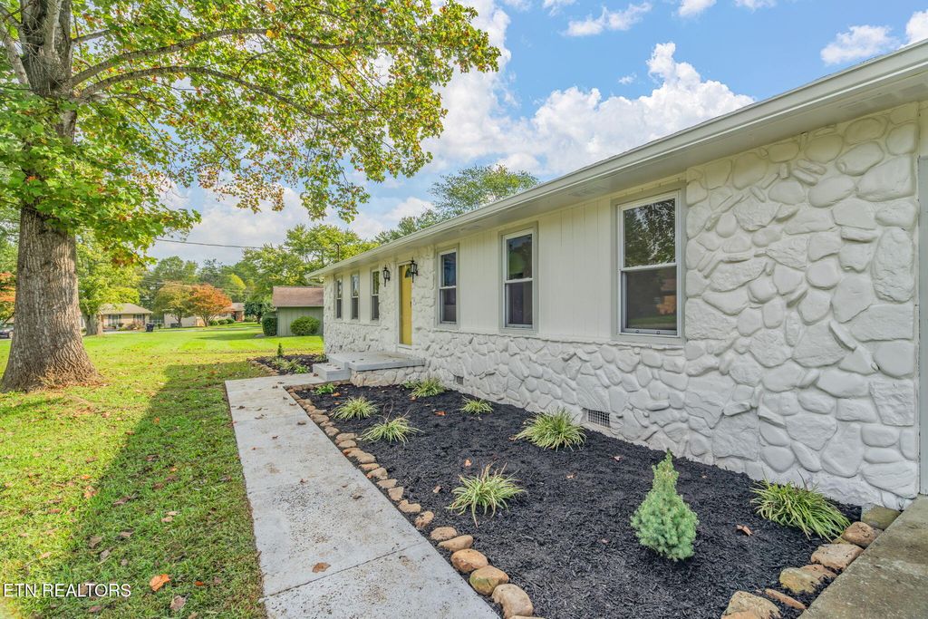 Photo of 1933 Plumb Creek Circle, Knoxville, TN 37932 (MLS # 1317736)
