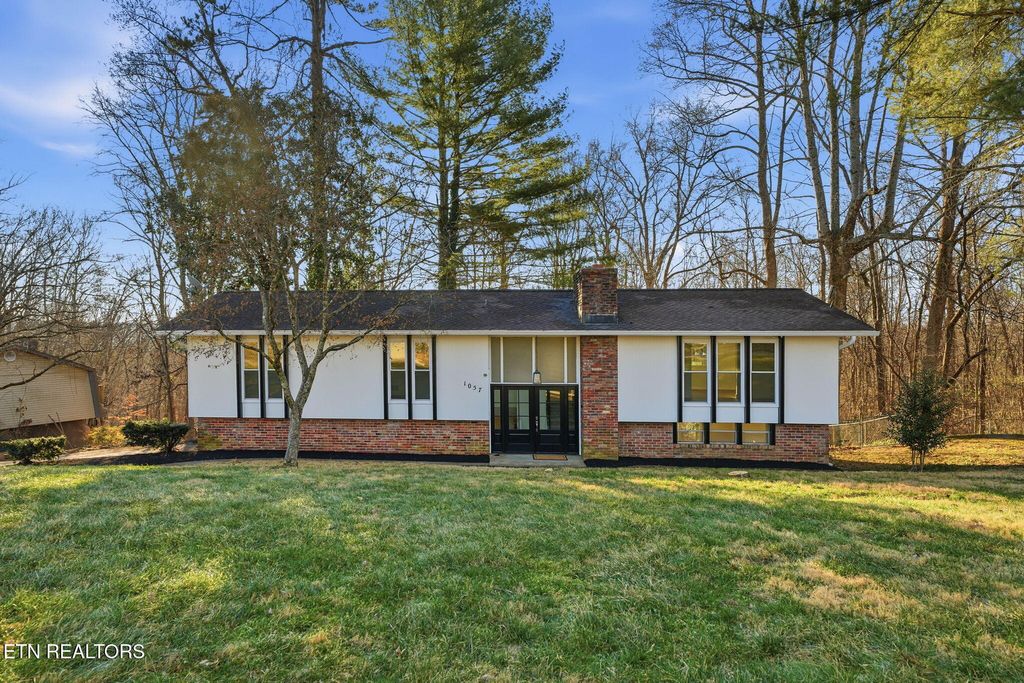 Photo of 1057 W Outer Drive, Oak Ridge, TN 37830 (MLS # 1327329)