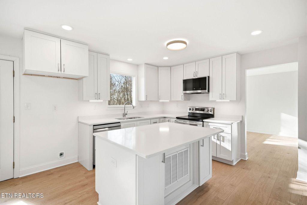 Photo of 1057 W Outer Drive, Oak Ridge, TN 37830 (MLS # 1327329)