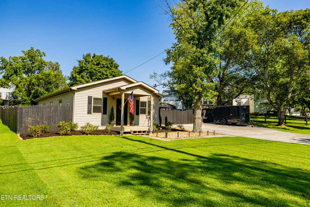 Photo of 410 Harville St, Maryville, TN 37804 (MLS # 1352847)