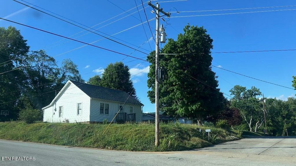 Photo of 401 Maple St, Harriman, TN 37748 (MLS # 1340168)