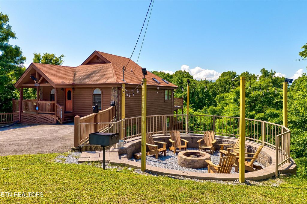 Photo of 2054 Oakmont Drive, Sevierville, TN 37876 (MLS # 1324877)