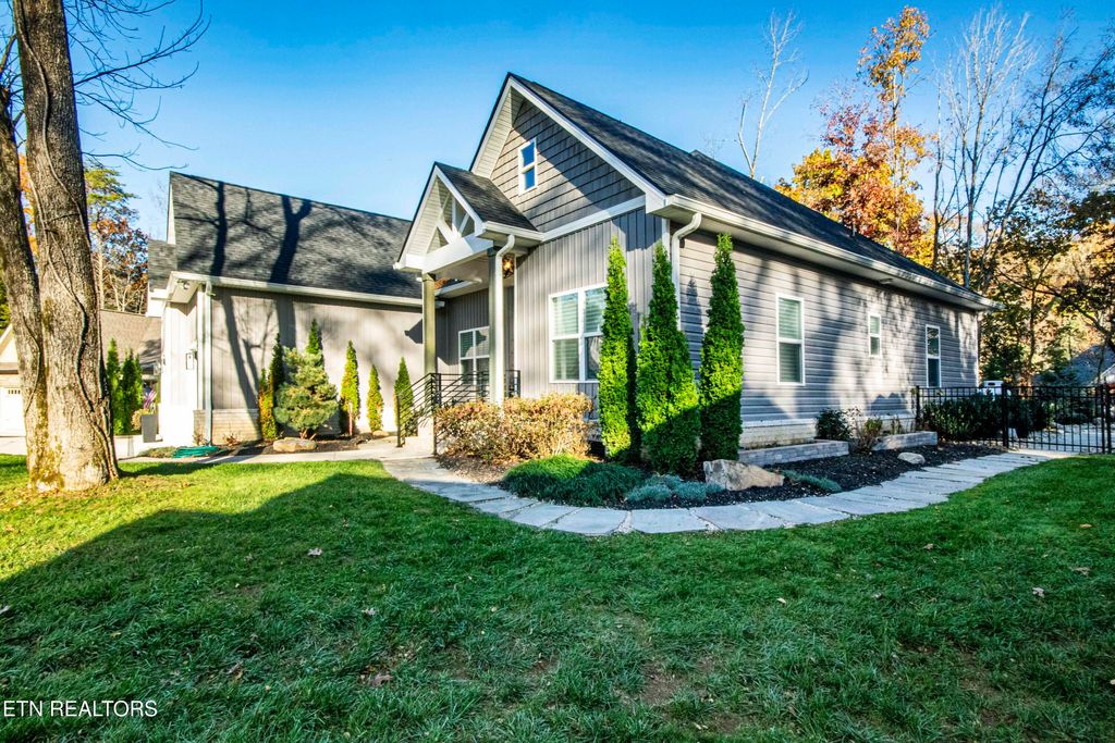 Photo of 511 Igoti Place, Loudon, TN 37774 (MLS # 1322417)