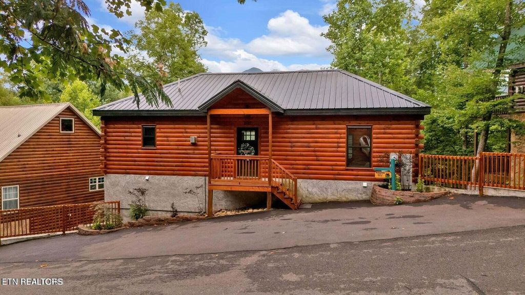 Photo of 1616 Misty Hollow Way, Gatlinburg, TN 37738 (MLS # 1316843)