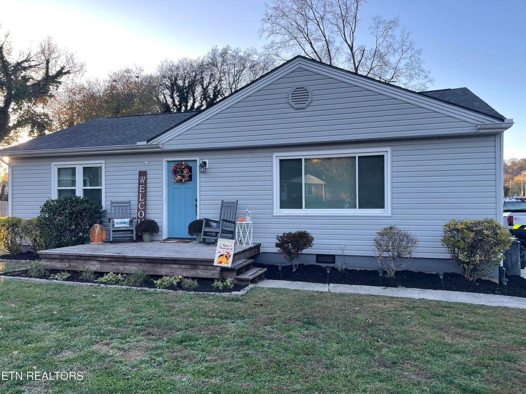 Photo of 821 Rosedale Ave, Kingston, TN 37763 (MLS # 1282390)