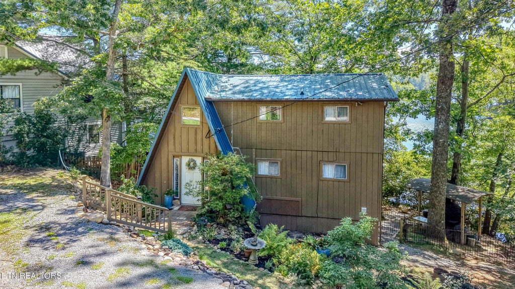 Photo of 5723 Lakeshore Drive, Tallassee, TN 37878 (MLS # 1353532)