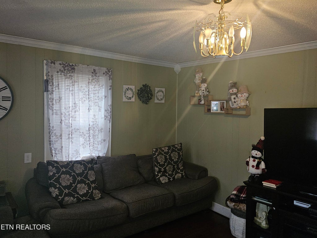 Photo of 708 W Chester Ave, Middlesboro, KY 40965 (MLS # 1354572)