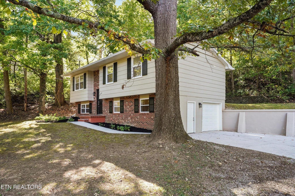 Photo of 2329 Roundtree Rd, Knoxville, TN 37923 (MLS # 1360036)