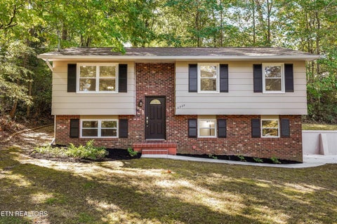 Photo of 2329 Roundtree Rd, Knoxville, TN 37923 (MLS # 1360036)