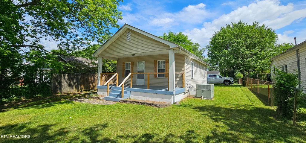 Photo of 530 E Lincoln Rd, Alcoa, TN 37701 (MLS # 1300761)