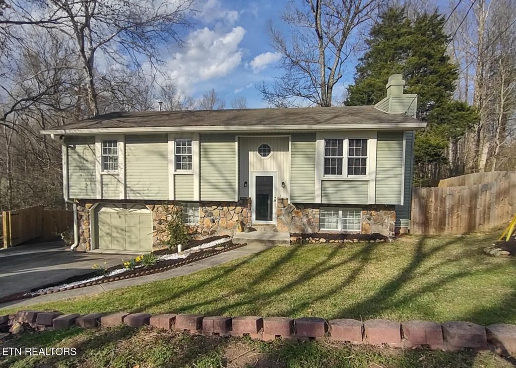 Photo of 526 Sleepy Hollow Rd, Oliver Springs, TN 37840 (MLS # 1294358)