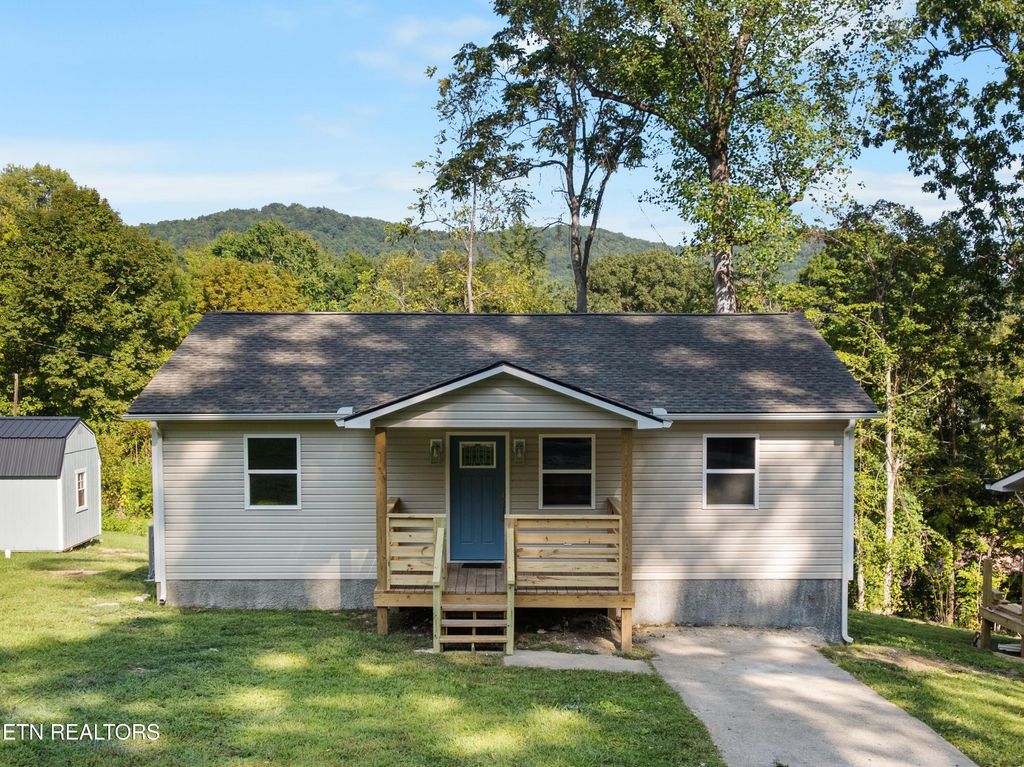 Photo of 412 W Hemlock St, LaFollette, TN 37766 (MLS # 1315291)
