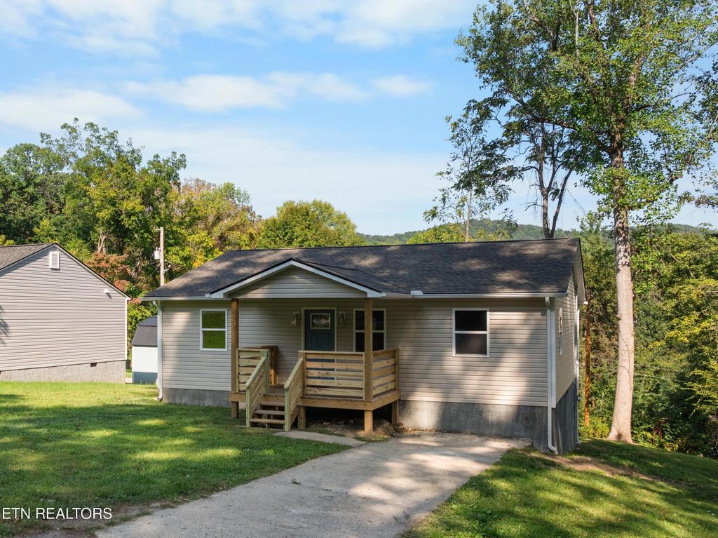 Photo of 412 W Hemlock St, LaFollette, TN 37766 (MLS # 1315291)