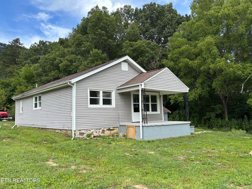 Photo of 201 Earl Woodson Ln, LaFollette, TN 37766 (MLS # 1313663)