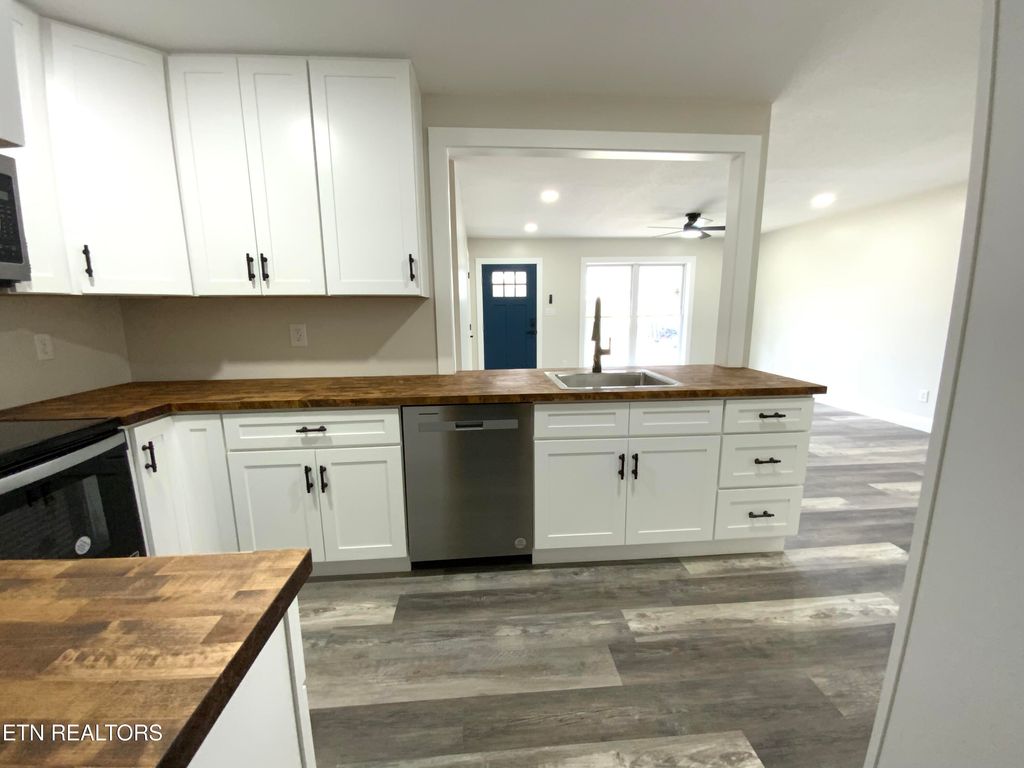 Photo of 209 Rolling Acres Drive, Rockwood, TN 37854 (MLS # 1294446)