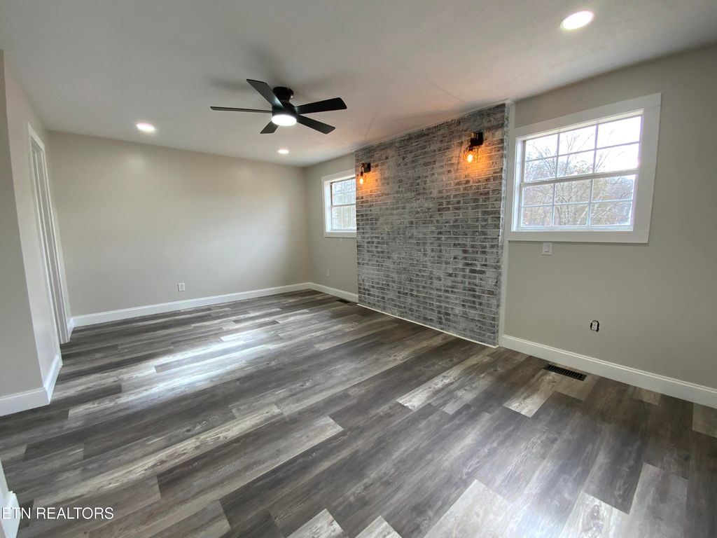 Photo of 209 Rolling Acres Drive, Rockwood, TN 37854 (MLS # 1294446)